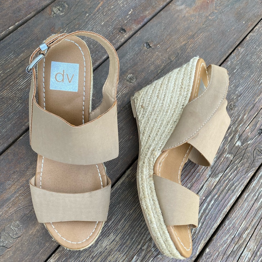 DV tan women’s wedges, size 8
